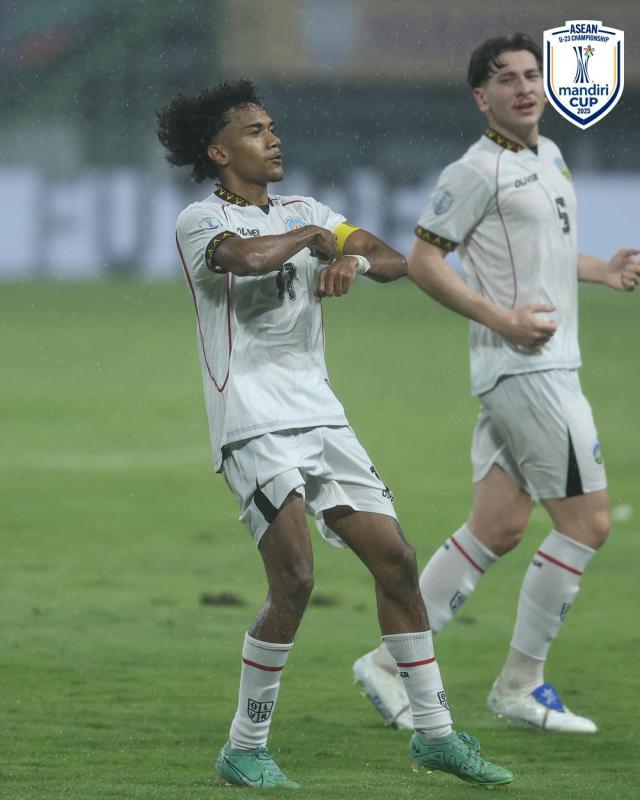 1756653974221075450.jpg 效力于新加坡联赛的11号泽维尼奥在东南亚U23锦标赛对阵缅甸队比赛中攻入一球后.jpg